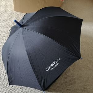 CALVIN KLEIN black umbrella complementary cover